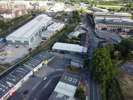 ciudad de luton de inglaterra reino unido. vista aérea del centro de la ciudad desde la estación de tren y el campus universitario de bedfordshire. la vista de ángulo alto fue capturada el 2 de agosto de 2022 en un día caluroso y soleado foto