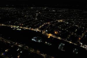 imágenes aéreas nocturnas de la ciudad de luton en inglaterra foto