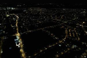 vista aérea nocturna de la ciudad británica iluminada. imágenes de drones de la ciudad de luton en inglaterra por la noche foto