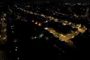 vista aérea nocturna de la ciudad británica iluminada. imágenes de drones de la ciudad de luton en inglaterra por la noche foto