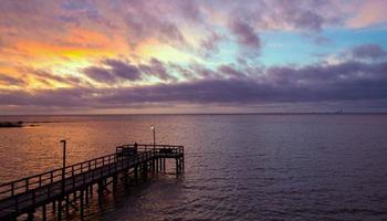 muelle en mobile bay al atardecer foto