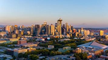 Seattle, Washington al atardecer en agosto foto