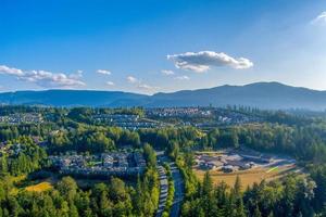 vista aérea de snoqualmie, washington y las montañas cascade en agosto de 2021 foto