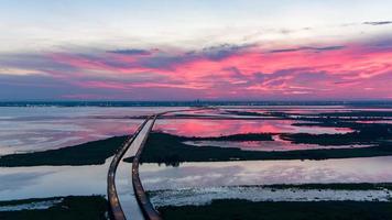 vista aérea de mobile bay y jubilee parkway bridge al atardecer en la costa del golfo de alabama foto