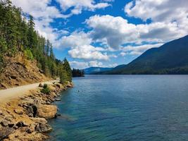 lago cushman y las montañas olímpicas del estado de washington en agosto de 2021 foto