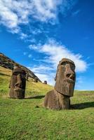 estatuas moai en el volcán rano raraku en isla de pascua, chile foto