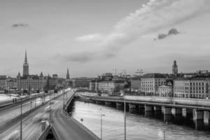 horizonte de la ciudad vieja de estocolmo, paisaje urbano de suecia foto