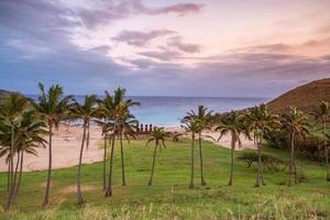 moais en la playa de anakena en isla de pascua foto