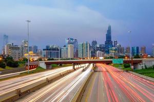 horizonte del centro de chicago en el crepúsculo foto