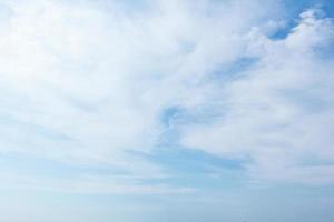 fondo de cielo azul con nubes blancas cúmulos flotantes enfoque suave. foto