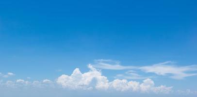 fondo de cielo azul con nubes blancas cúmulos flotantes enfoque suave, espacio de copia. foto