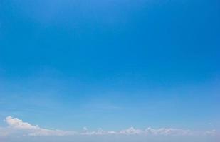 fondo de cielo azul con nubes blancas cúmulos flotantes enfoque suave, espacio de copia. foto