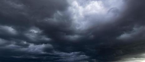 el cielo oscuro con nubes pesadas que convergen y una tormenta violenta antes de la lluvia. cielo de clima malo o malhumorado. foto