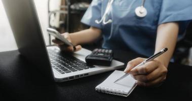 equipo médico de medicina que trabaja con iconos de interfaz médica digital en el fondo del hospital, tecnología médica y concepto de red. foto