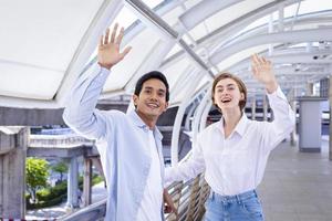 la pareja de diversidad saluda a un amigo mientras disfruta de un estilo de vida feliz en el centro metropolitano urbano para un concepto de ciudad de diseño universal moderno foto