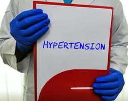 término médico hipertensión en el tablero del clip, salud e imagen conceptual médica. foto