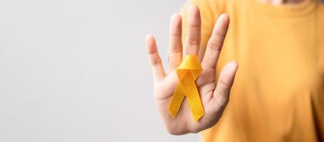 septiembre amarillo, día de prevención del suicidio, infancia, sarcoma, mes de concientización sobre el cáncer de huesos y vejiga, cinta amarilla para apoyar la vida y la enfermedad de las personas. concepto de salud y día mundial del cáncer foto