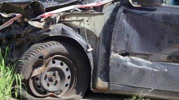 coche después de un accidente al lado de la carretera. impacto frontal y lateral. seguro de vida. un accidente sin posibilidad de recuperación. daño después de un accidente. ucrania, irpin - 12 de mayo de 2022. video