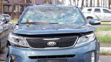 auto doorzeefd met kogels. oorlog in Oekraïne. schot auto van burgers terwijl proberen naar evacueer van de gevecht zone in de kyiv regio. sporen van kogels in de terug van een auto. Oekraïne, irpin - mei 12, 2022. video