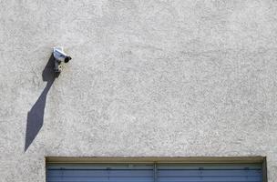 cámara de vigilancia en edificio con espacio de copia foto