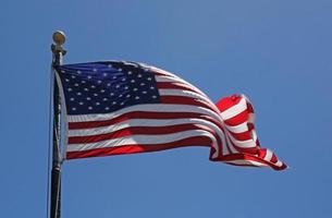 bandera americana ondeando en el viento foto