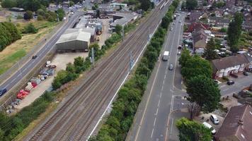 tåg rör på sig på spår på solnedgång tid, de antal fot var fångad på leagrave luton station av England på en skön solnedgång tid, tåg är godkänd från brittiskt stad video