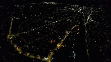 vista aérea nocturna de la ciudad británica iluminada. imágenes de drones de la ciudad de luton en inglaterra por la noche video