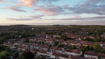 schöne luftaufnahme von britischen stadtwohnhäusern zur goldenen stundenzeit des sonnenuntergangs video