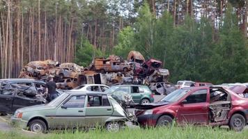 auto dans la ville d'Irpin, région de Kiev. conséquences de l'invasion de l'armée russe en ukraine. voitures détruites de la population civile. voitures après l'incendie. ukraine, irpin - 12 mai 2022. video