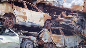 auto in der stadt irpin, oblast kiew. folgen des einmarsches der russischen armee in der ukraine. zerstörte Autos der Zivilbevölkerung. Autos nach dem Brand. ukraine, irpin - 12. mai 2022. video