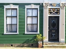 exterior de una casa holandesa calssic con ventanas y decoraciones antiguas foto