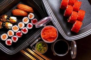 juego de deliciosos rollos de sushi con wassabi y jengibre en una caja. comida japonesa. foto