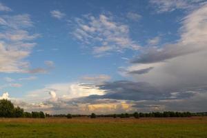 paisaje con majestuoso y hermoso cielo pre-amenazante dramático. cielo nublado foto