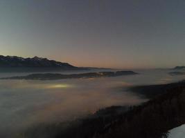 puesta de sol sobre la niebla foto