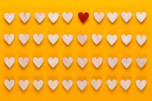 fondo feliz día de san valentín. con pequeños corazones de color sobre fondo amarillo. foto