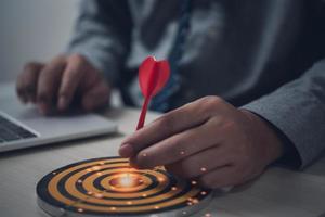 hombre lanzando tablero de dardos objetivo negocio concepto inversión éxito objetivo punto estrategia dardo flecha marketing idea tecnología. foto