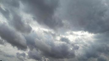 hermosas nubes sobre la ciudad británica video