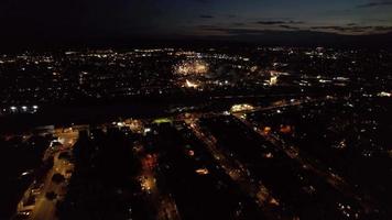 nacht antenne visie van verlichte Brits stad. drone's beeldmateriaal van luton stad- van Engeland Bij nacht