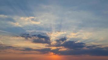 schöne wolken über der britischen stadt, sonnenuntergang video