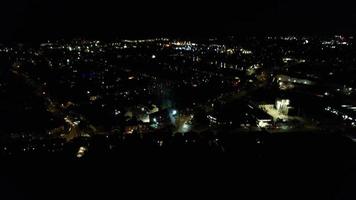 hermosa vista aérea de la ciudad de luton de inglaterra en la noche. toma de imágenes de ángulo alto con la cámara del dron video