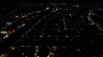 linda vista aérea da cidade de luton da inglaterra à noite. filmagem de alto ângulo com a câmera do drone video