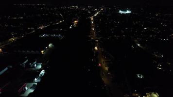 hermosa vista aérea de la ciudad de luton de inglaterra en la noche. toma de imágenes de ángulo alto con la cámara del dron video