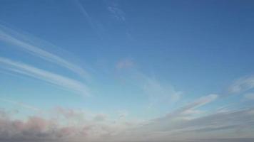 la vista aérea más hermosa de nubes dramáticas video