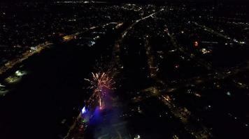 vue aérienne de nuit de la ville britannique illuminée. images de drone de la ville de luton en angleterre la nuit video