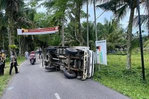 padang, indonesia, 2022 - camión volcado en medio de la carretera foto