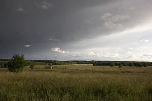 paisaje con majestuoso y hermoso cielo pre-amenazante dramático. cielo nublado foto