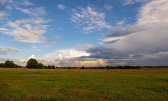 paisaje con majestuoso y hermoso cielo pre-amenazante dramático. cielo nublado foto