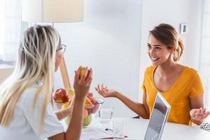 médico nutricionista, dietista y paciente femenino en consulta en el consultorio. nutricionista femenina dando consulta al paciente. hacer un plan de dieta. foto