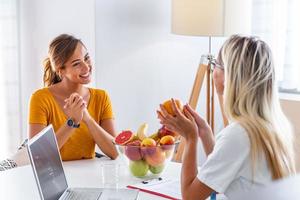 nutricionista femenina dando consulta al paciente. hacer un plan de dieta. mujer joven visitando a nutricionista en la clínica de pérdida de peso nutricionista profesional reuniéndose con un paciente en la oficina foto