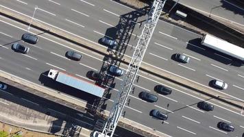 mooi antenne visie van Brits snelwegen en wegen met verkeer video